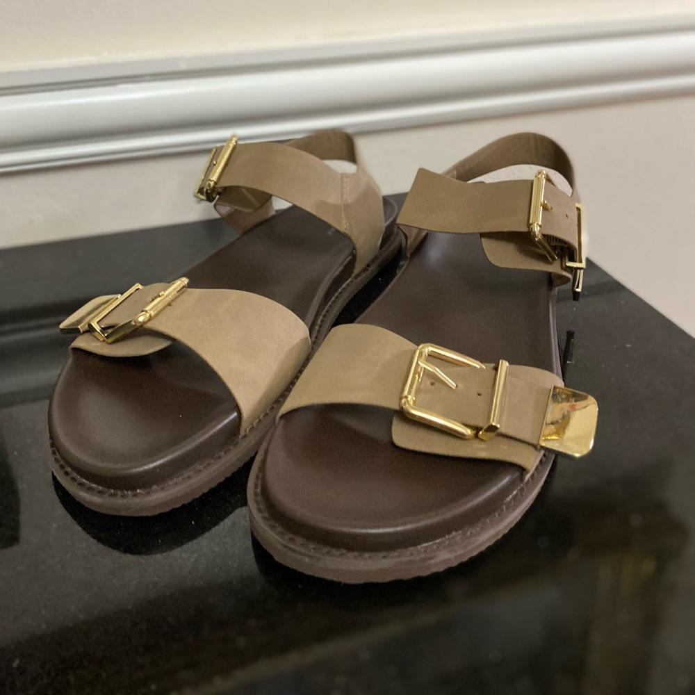 Free Assembly Buckle Sandals